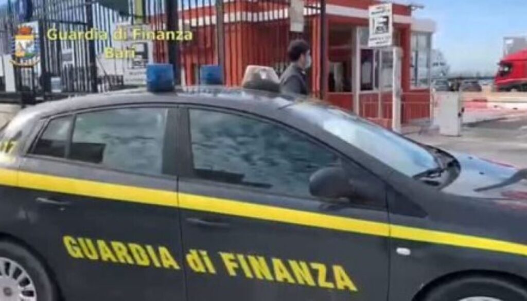 contrabbando-di-sigarette-a-bari-arrestato-un-finanziere-20mila-euro-per-non-controllare-i-camion contrabbando-di-sigarette-a-bari-arrestato-un-finanziere-20mila-euro-per-non-controllare-i-camion