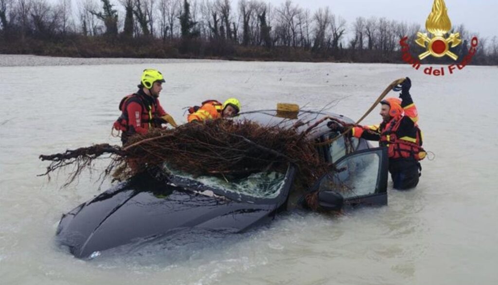 morto-auto-fiume.jpg