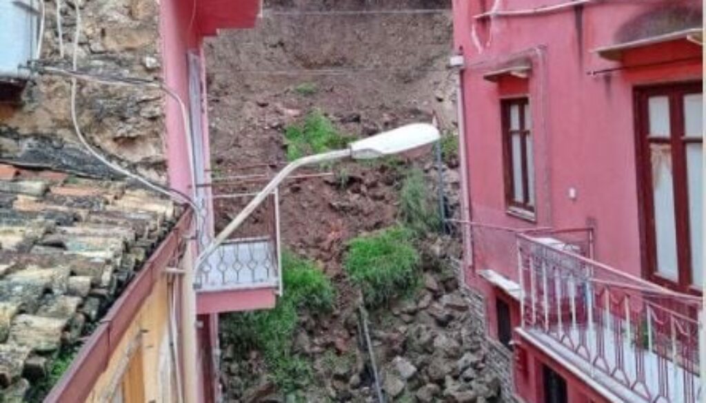 muro-crolla-in-strada-paura-a-termini-imerese-detriti-davanti-alle-abitazioni