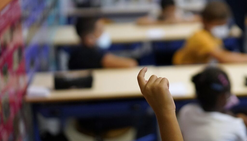 scuola-bambini-mano.jpg