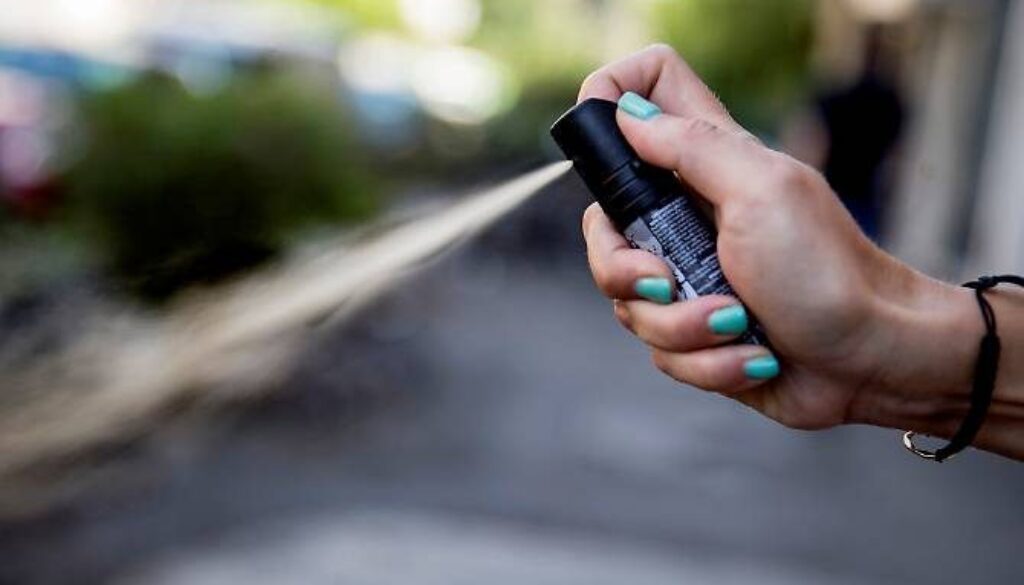 gn4_dat_15096256-jpg-coppia_colpita_da_spray_urticante.jpg gn4_dat_15096256-jpg-coppia_colpita_da_spray_urticante.jpg