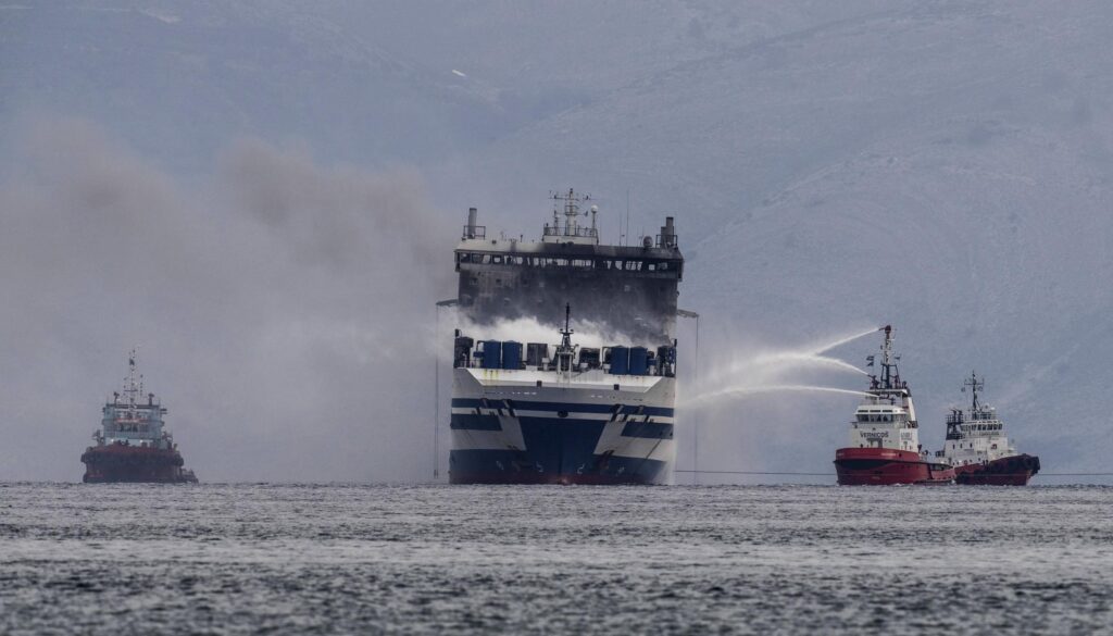traghetto-in-fiamme.jpg traghetto-in-fiamme.jpg