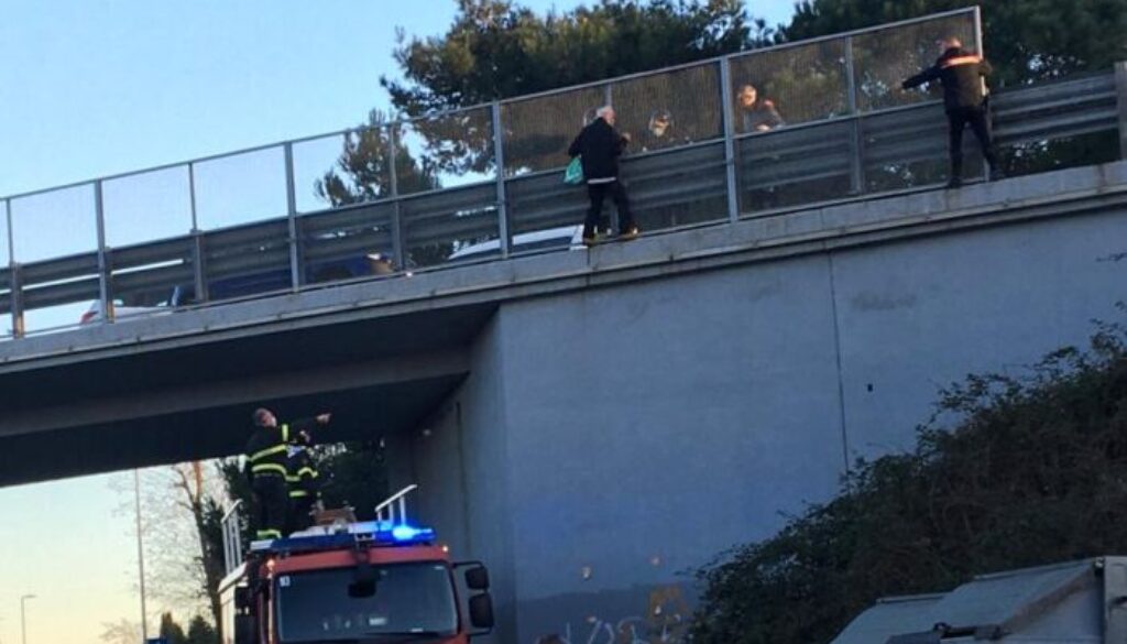tenta-il-suicidio-camminando-in-autostrada-35enne-salvato-dai-carabinieri