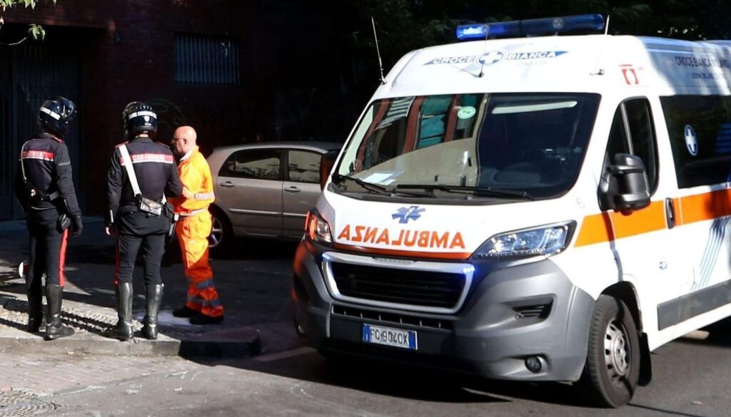 ambulanza-giorno-palazzo-1623397762209-1623954302186-1653910185108.jpg