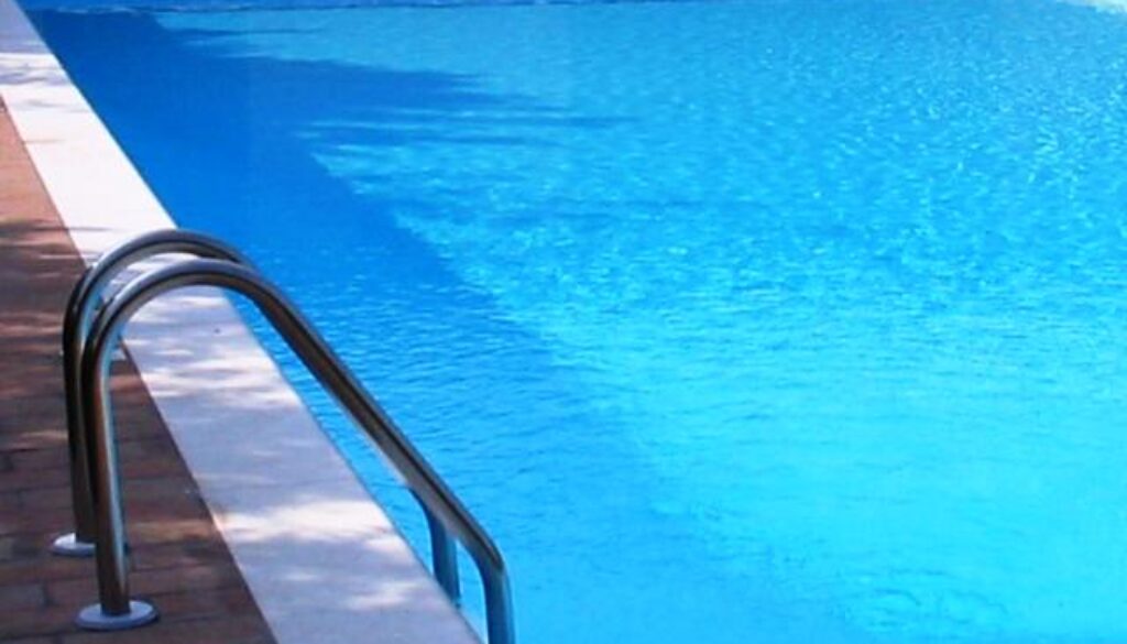 scaletta-piscina.jpg scaletta-piscina.jpg