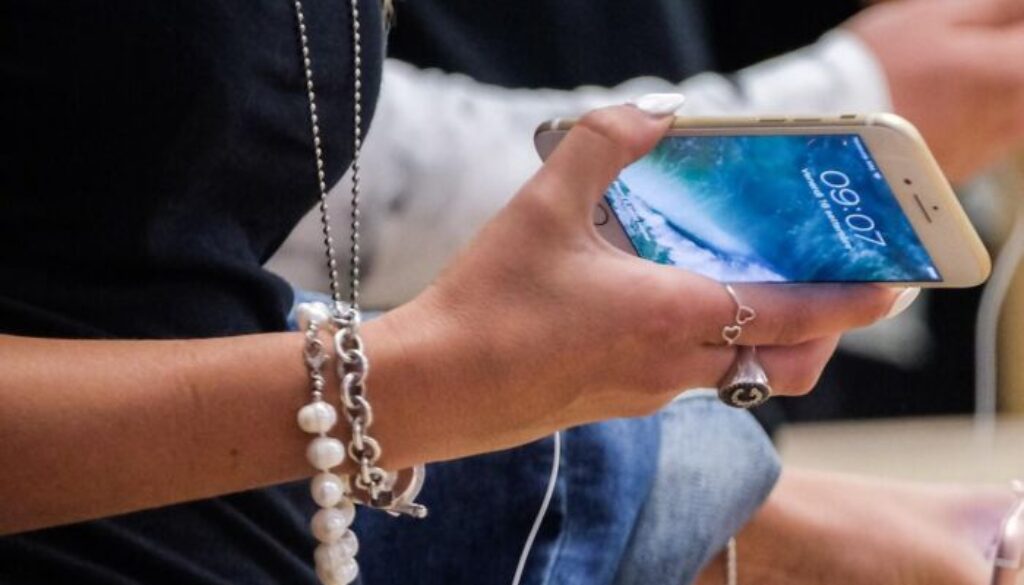 cellulare_mano_fg.jpg cellulare_mano_fg.jpg
