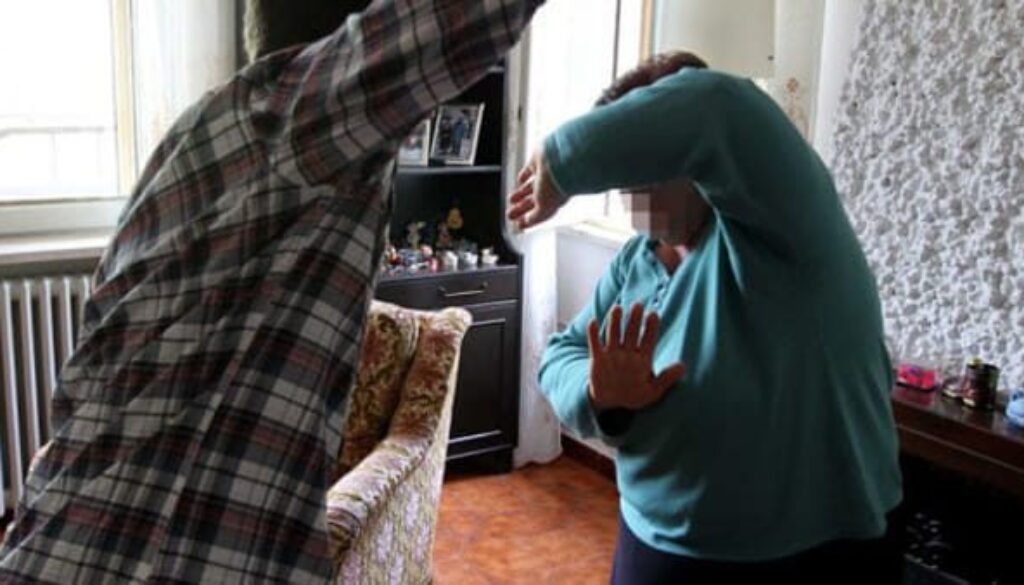 Mazara-del-Vallo.-Aggredisce-la-madre-84enne-fratturandole-la-mascella-poi-la-rinchiude-in-casa-arrestato-.jpg Mazara-del-Vallo.-Aggredisce-la-madre-84enne-fratturandole-la-mascella-poi-la-rinchiude-in-casa-arrestato-.jpg