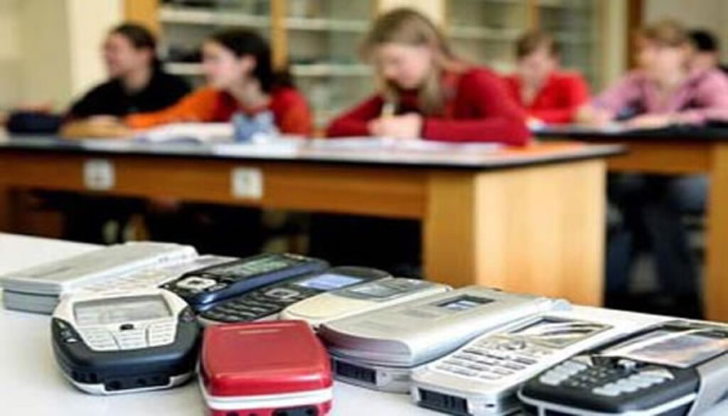 cellulari-classe-furto-prof.jpg