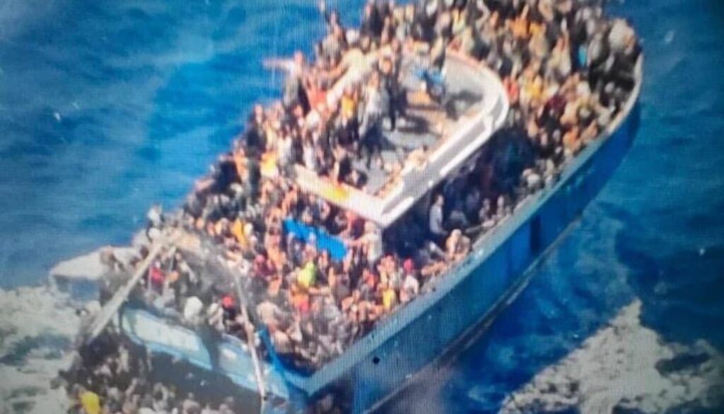 barca-migranti-grecia.jpeg