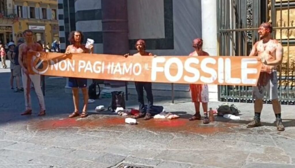 4.-ATTIVISTI-CON-STRISCIONE-ED-ENCICLICA.jpg 4.-ATTIVISTI-CON-STRISCIONE-ED-ENCICLICA.jpg
