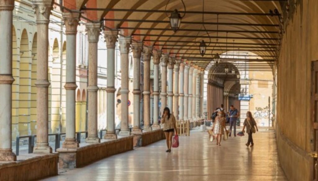 bologna-portici-1200-690x362-1.jpg