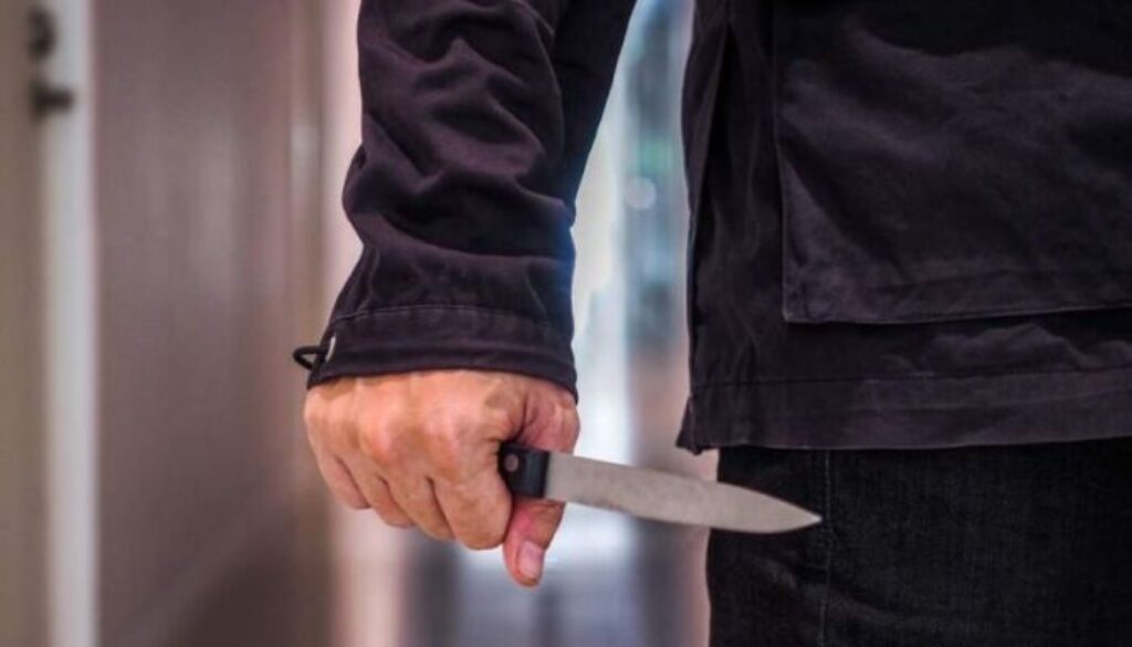 shutterstock-violenze-aggressione-coltello-845x522.jpg