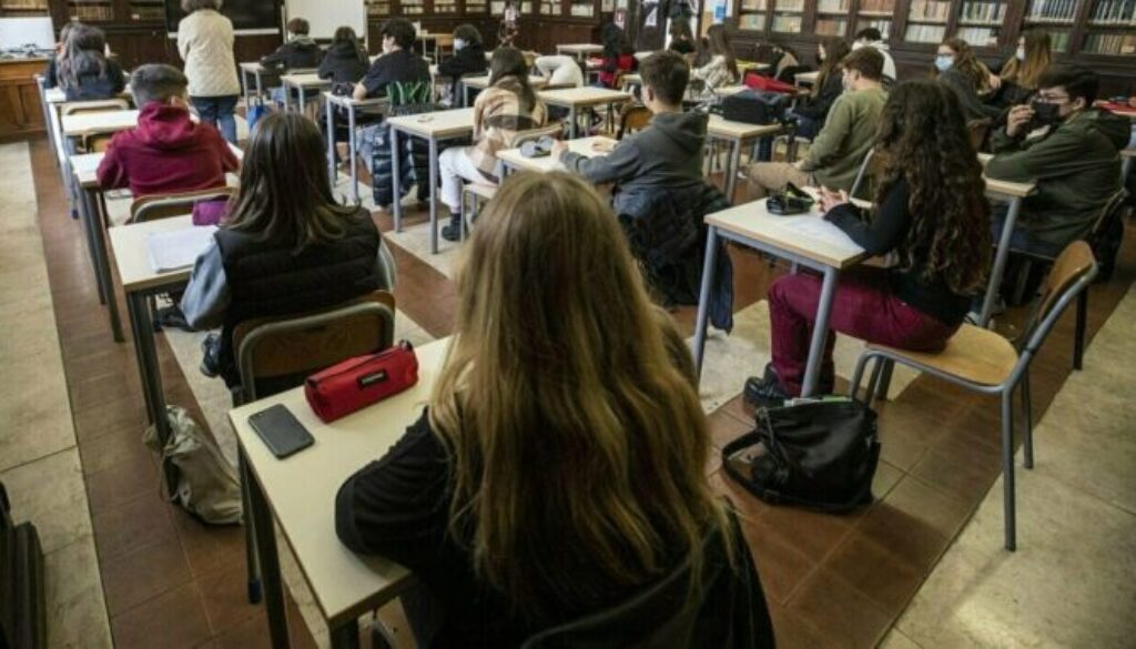 7508851_08170829_bidello_palpa_studentessa.jpg