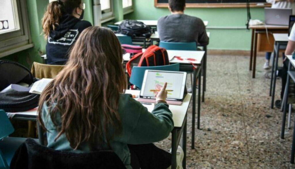 Scuola-studenti-in-classe-con-tablet-2.jpeg