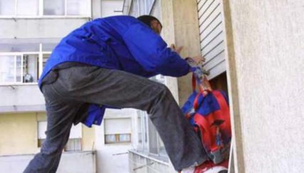 1570702659708.jpg-catania__ladro_arrampicatore_cade_dal_balcone__arrestato_con_il_complice.jpg
