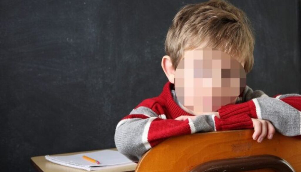 bimbo-lasciato-solo-in-classe.jpg