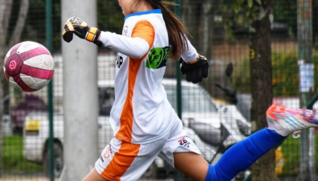 calcio-femminile-calciatrice-atleta.jpg