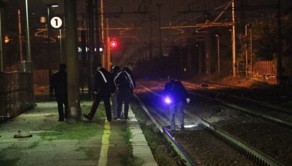 carabinieri-cercano-persone-in-stazione.jpg carabinieri-cercano-persone-in-stazione.jpg