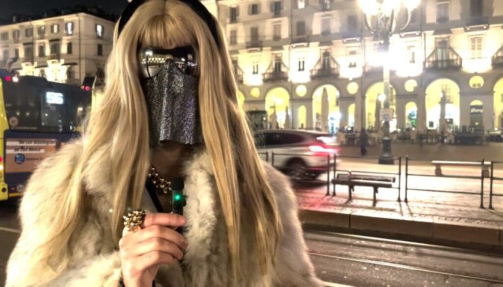 drag-queen-pestata-in-piazza.00_04_57_20.Immagine002.jpg