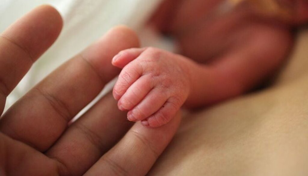 neonata-manina.jpg
