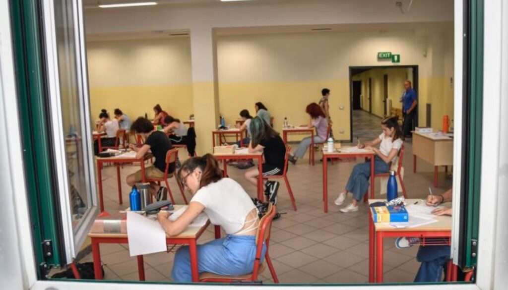 studenti-nei-banchi-liceo.jpg