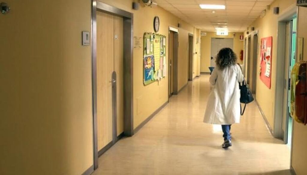 infermiera-corsia-ospedale.jpeg
