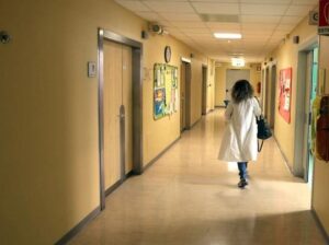 infermiera-corsia-ospedale.jpeg