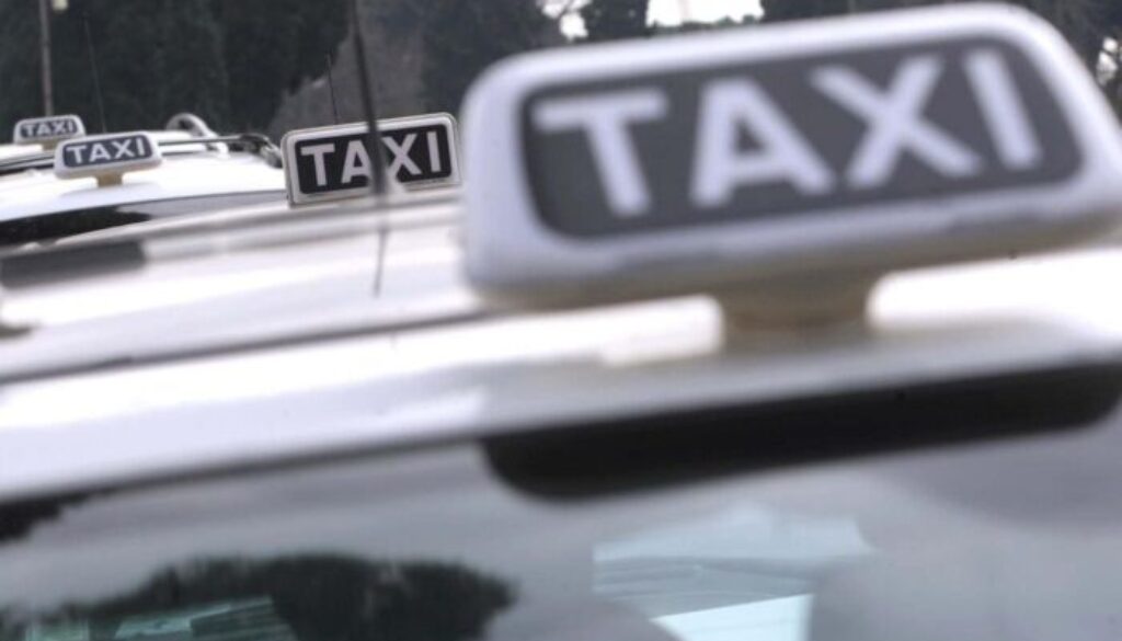 turista-russa-dimentica-soldi-in-taxi-roma.jpg turista-russa-dimentica-soldi-in-taxi-roma.jpg